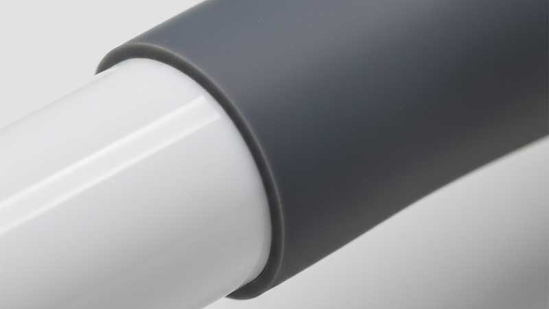 Gros plan d'un produit fini surmoulé en silicone