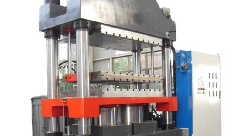 macchina per stampaggio a compressione in silicone