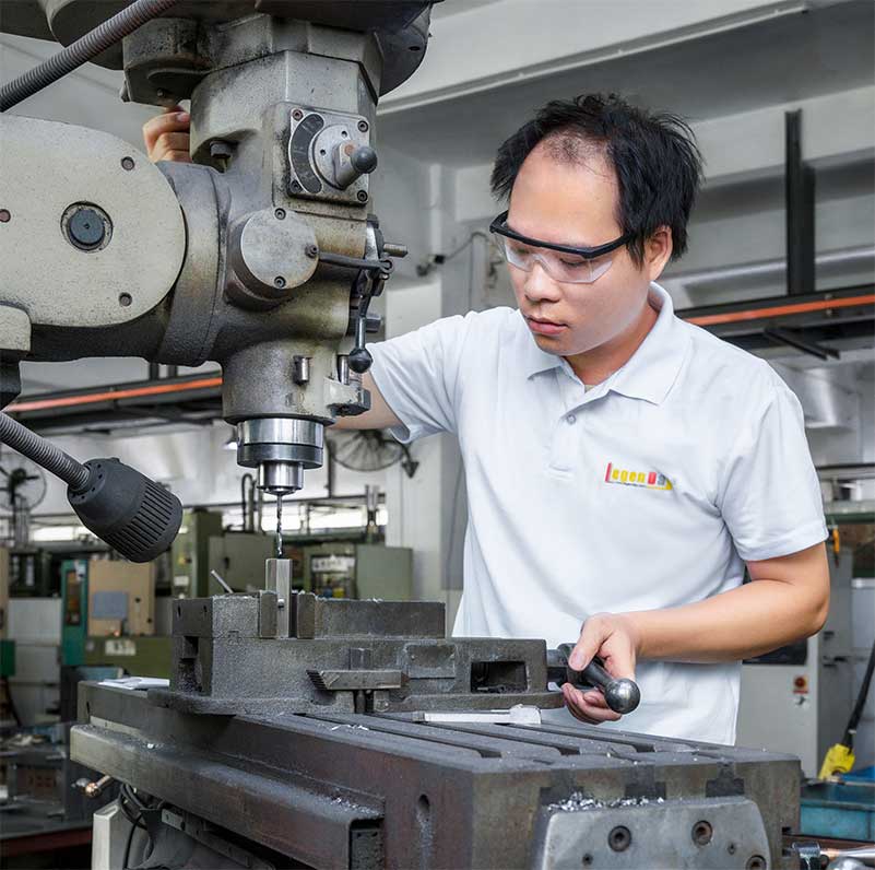 فرآیند تولید ساعت مچی با بند سیلیکونی