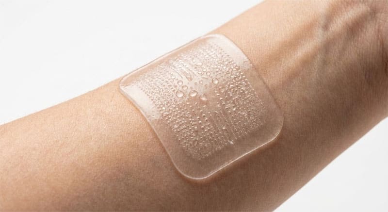 Tampilan dekat dari patch silikon yang dapat dikenakan dan bernapas.