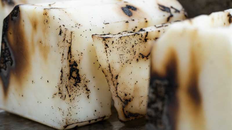 Крупный план силиконовых деталей, демонстрирующих дефекты, вызванные деградацией материала, такие как черные пятна, изменение цвета или следы ожогов.