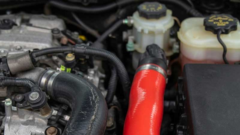 Selang silikon kompartemen mesin otomotif vs komponen EPDM