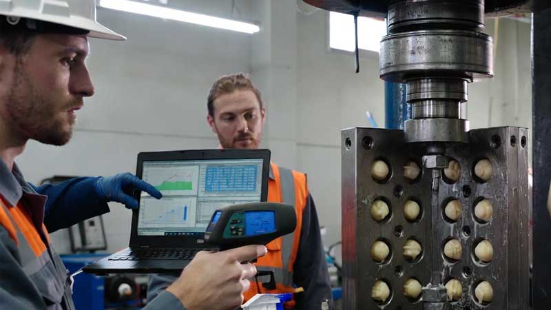 Nhóm kỹ thuật nhà máy khắc phục sự cố khuôn silicon