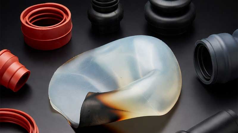 Các bộ phận cao su silicon UL94 V 0 trên bề mặt studio màu đen mờ.