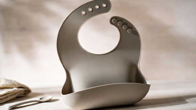 清潔な表面にきちんと置かれたシリコン製のベビービブ