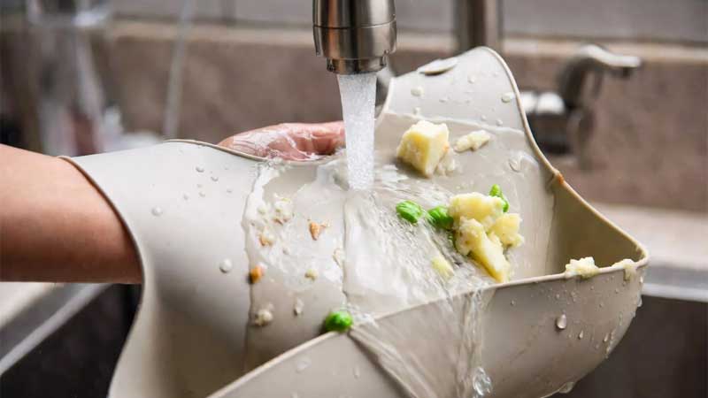 流水で洗い流されているシリコン製よだれかけ