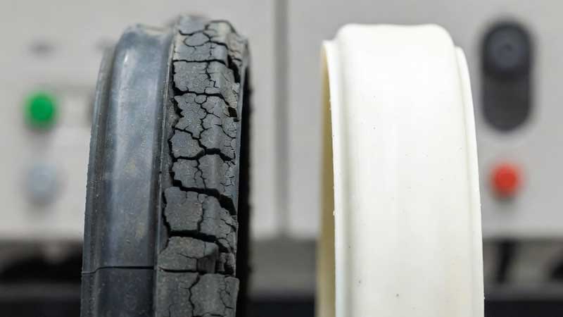 Segel EPDM yang sudah tua retak dibandingkan dengan silikon murni yang setara dalam kondisi pengujian yang identik.