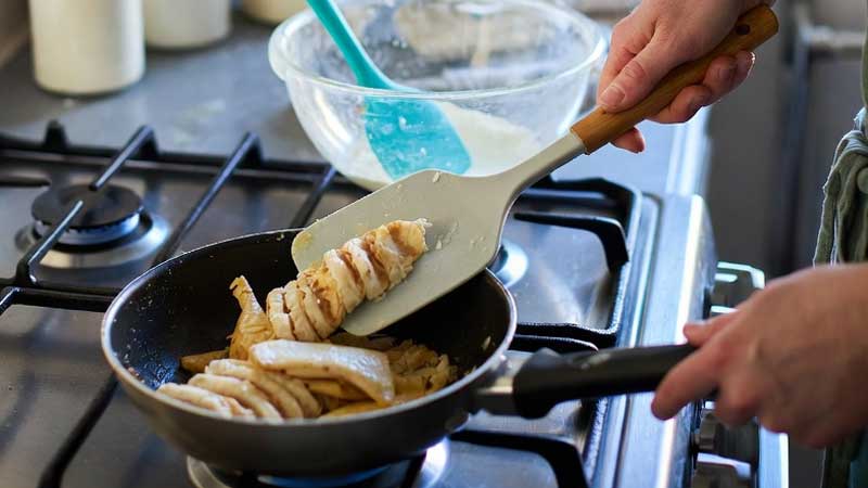 Đồ dùng nhà bếp bằng nylon và silicone