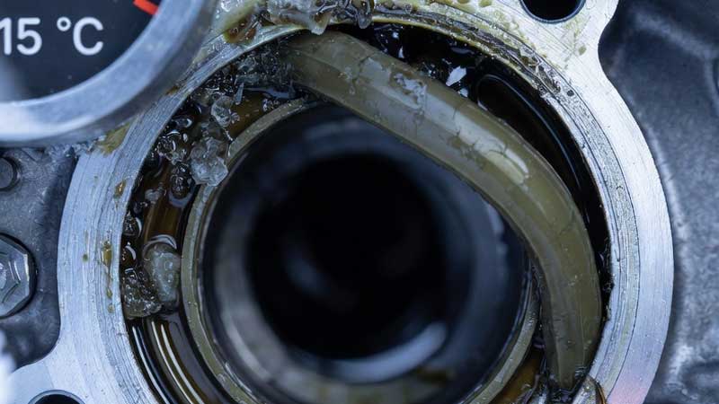 एक ऑटोमोटिव इंजन ब्लॉक में लगा सिलिकॉन ओ रिंग ठंडे मौसम के कारण खराब हो गया है।