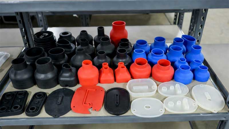 Các linh kiện silicon đa dạng như gioăng, ống bọc, vỏ bọc và bàn phím với nhiều màu sắc khác nhau được sắp xếp gọn gàng trên kệ.