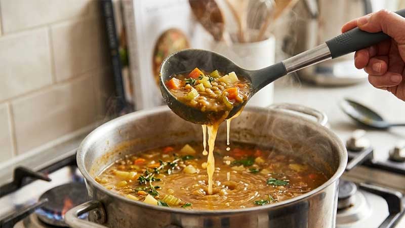 Muỗng silicon múc súp từ nồi