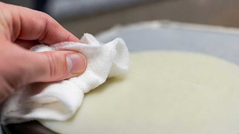 superficie in silicone con panno anti-pelucchi imbevuto di IPA