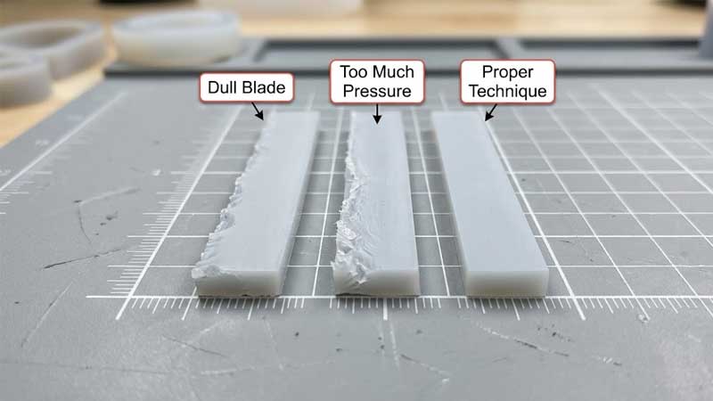 Trois petites bandes de silicone côte à côte, montrant chacune différents résultats de coupe : une coupe grossière, une coupe nette et une coupe propre.