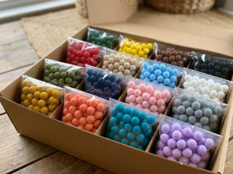 Le perline di silicone personalizzate sono confezionate in sacchetti OPP con metodo di confezionamento per l'e-commerce e suddivise per colore.