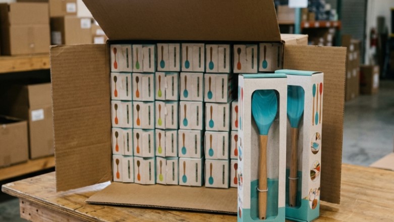 FDA onaylı silikon pişirme spatulaları, perakende e-ticaret satıcıları için kutular içinde paketlenmiştir.
