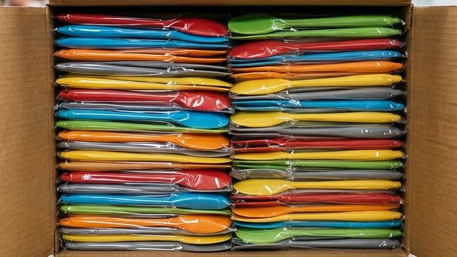 Colheres de silicone premium e próprias para contato com alimentos são embaladas em sacos OPP a granel.