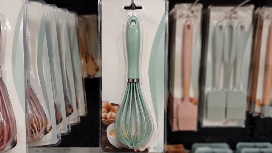 Os batedores de silicone são embalados em blister para venda no varejo.