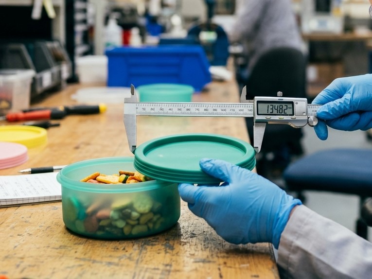 Il diametro di un contenitore per snack in silicone viene testato mediante uno strumento